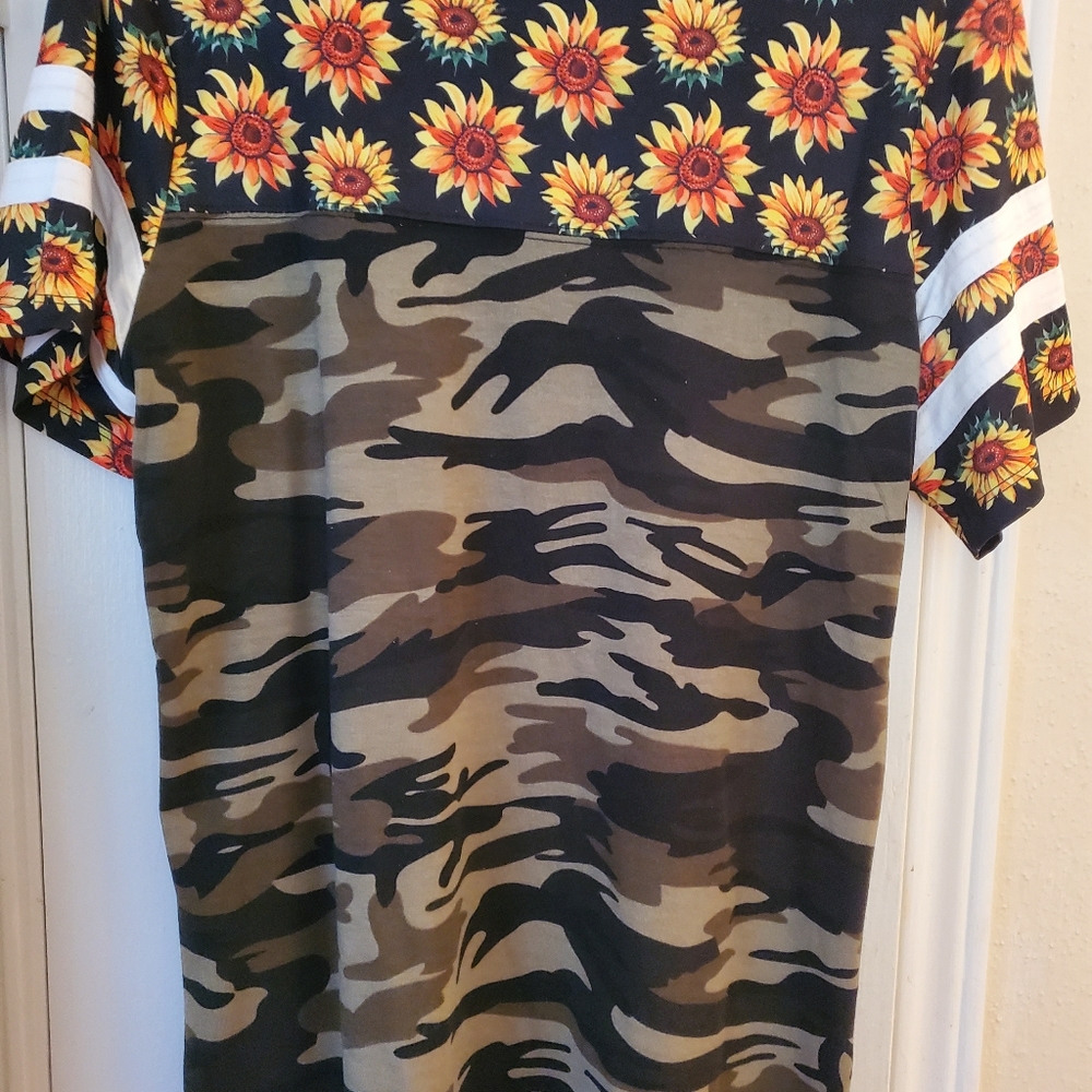 T-shirt with green  and yellow flower size l unbranded